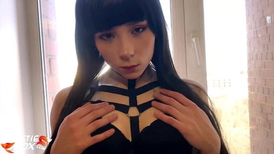 Vruća brineta duboko i osjetljivo jebe za novac